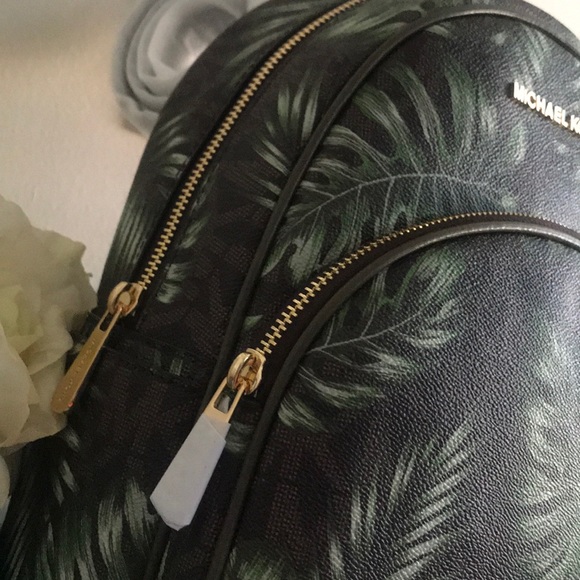 ❌SOLD❌ MICHAEL KORS PALM LEAF PRINT ABBEY MEDIUM - Picture 2 of 8
